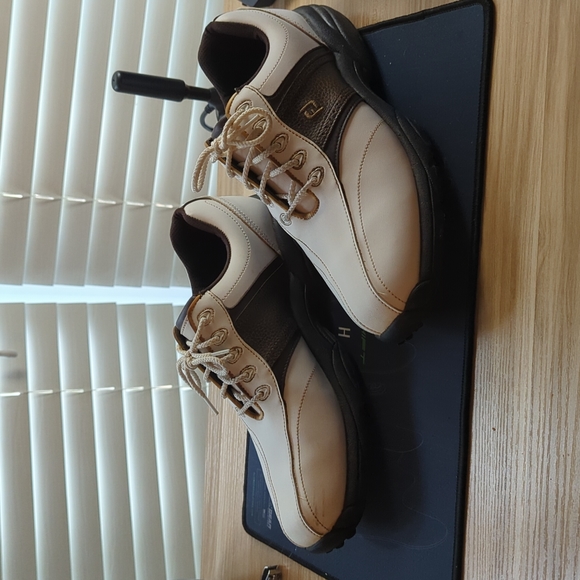Foot Joy leather golf shoes size 9.5 M - Picture 3 of 7
